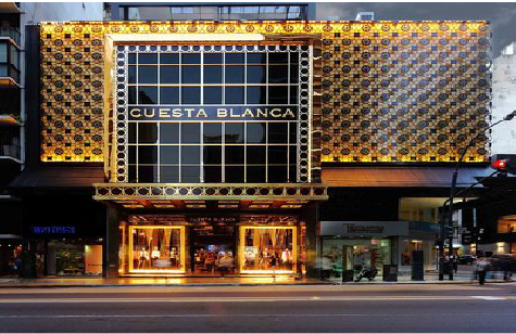  黑水门头设计与商业空间的纽带。